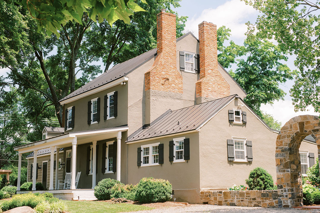 A side view of Fleetwood Farm Winery's historic manor house building, which has now been converted into a top Virginia winery.